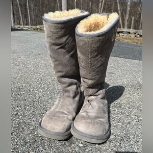 UGG Knightsbridge Grey mid calf Suede boots with cream fur lining